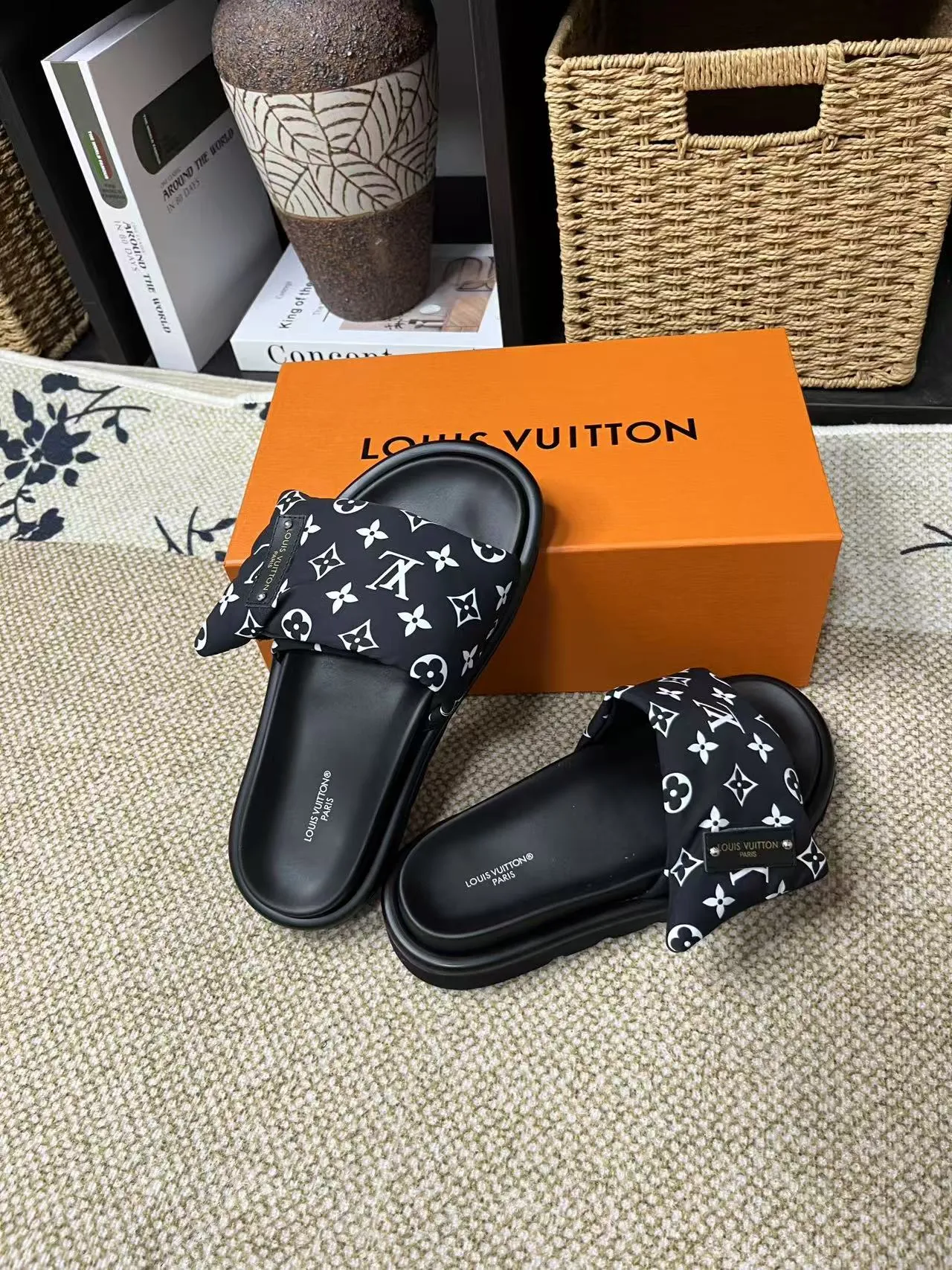 P340 yuan LV Louis Vuitton Full of high-end feel! A popular model among bloggers at home and abroad, it’s retro and fashionable, and looks stunning on your feet! Mainly recommended model on the official website★ ━━━━━ ЅᏇєєt ━━━━━ ▪️Upper: original calfskin ➕5D printing process ▪️Inner: imported mixed sheepskin ▪️Outsole: original molded foam outsole ▪️Size: Female 35-40 Men's 39-44 (women's 41 men's 45)